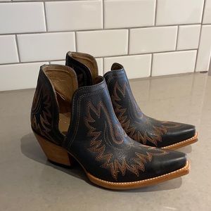 Gorgeous embroidered Ariat booties. 3 in heel